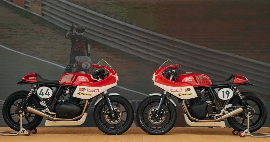 Dos prototipos Royal Enfield GT R 750 enfrentados sobre un escenario