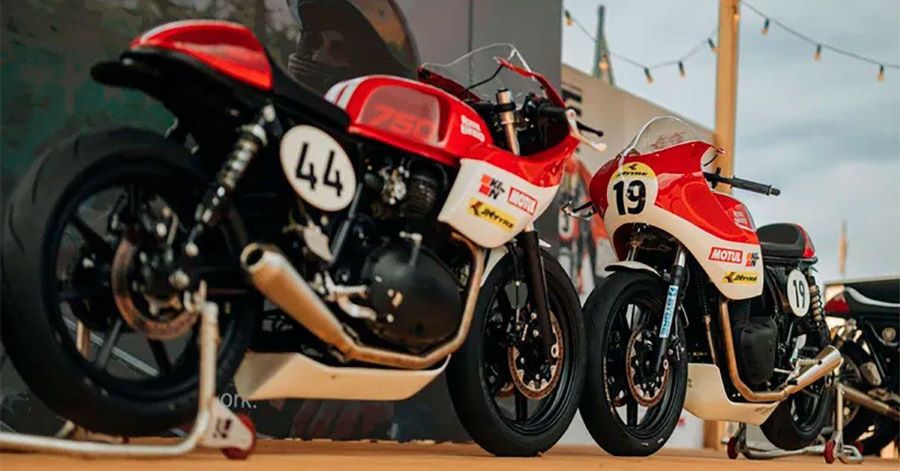 Dos prototipos Royal Enfield GT R 750 enfrentados sobre un escenario