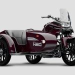 Una moto con sidecar Ural Neo color bordó vista desde el lateral derecho en perspectiva delantera