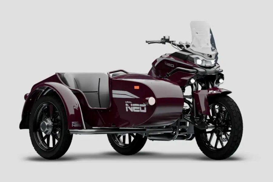 Una moto con sidecar Ural Neo color bordó vista desde el lateral derecho en perspectiva delantera