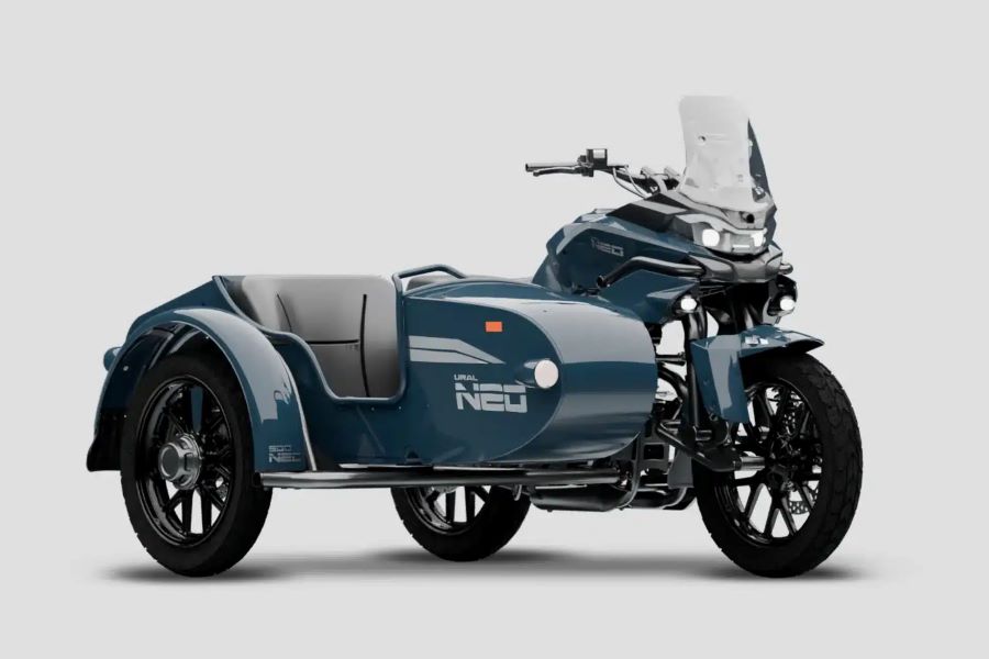 Ural Neo: el renacimiento que la marca ya no podía postergar Una moto con sidercar Ural Neo Azul vista desde el lateral derecho