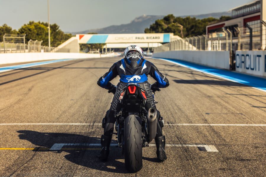 GSX-R1000 2026: la superbike que se negó a desaparecer Una moto Suzuki GSX-R 1000 2026 vista desde atrás en posición de partida