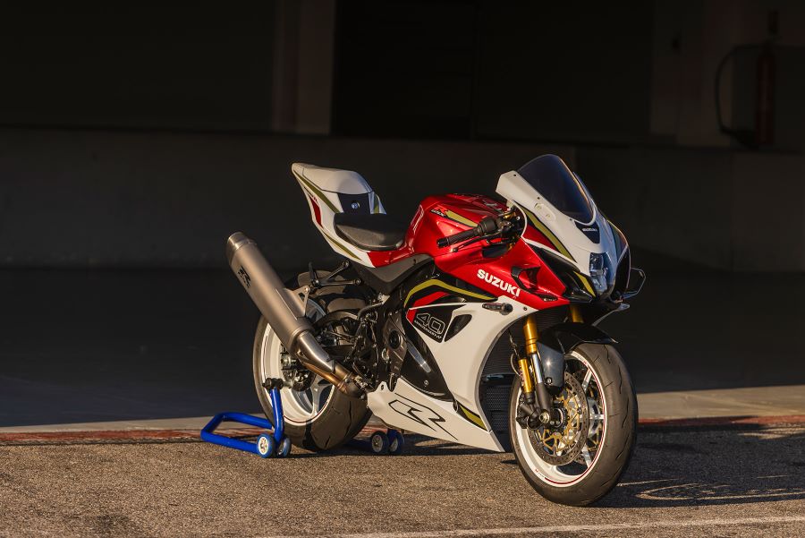 GSX-R1000 2026: la superbike que se negó a desaparecer Vista lateral en perspectiva deracha de una moto Suzuki GSX-R 1000 2026 roja sobre caballete trasero