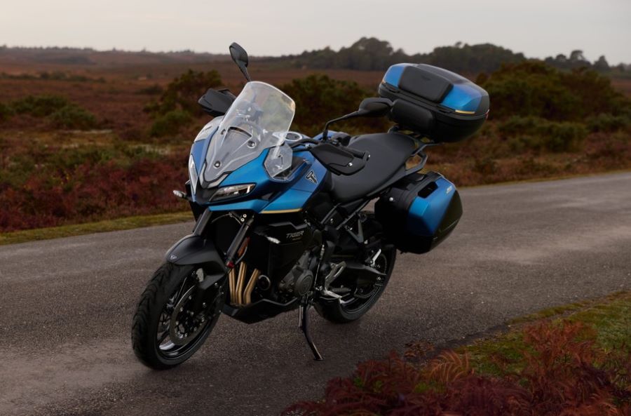 Vista lateral izquierda de una Triumph Tiger Sport 800 Tour azul dispuesta sobre una carretera