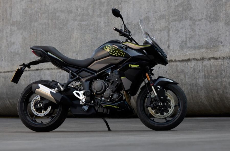 Imagen de estudio de una moto Triumph tiger sport 800 negra con una pared rústica gris de fondo