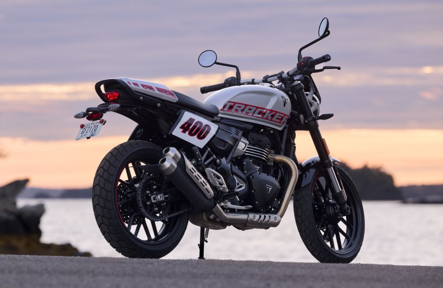 Una moto Triumph Tracker 400 dispuesta con fondo de naturaleza