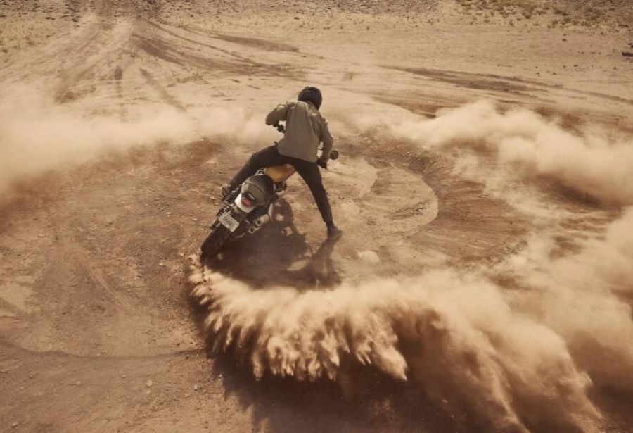 Triumph renueva la Scrambler 900 sin sacrificar su alma clásica Una moto Triumph scrambler 900 2026 realiza derrapes en la tierra