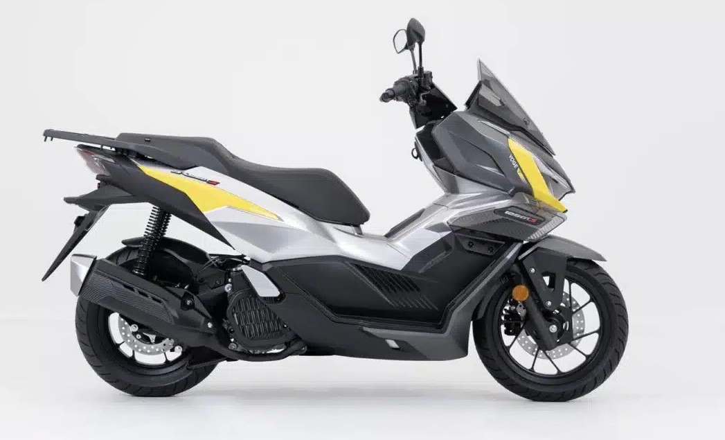 El Voge SR125GTS trae tecnología inesperada para su nicho Vista lateral derecha de un scooter Voge SR125GTS gris y amarillo