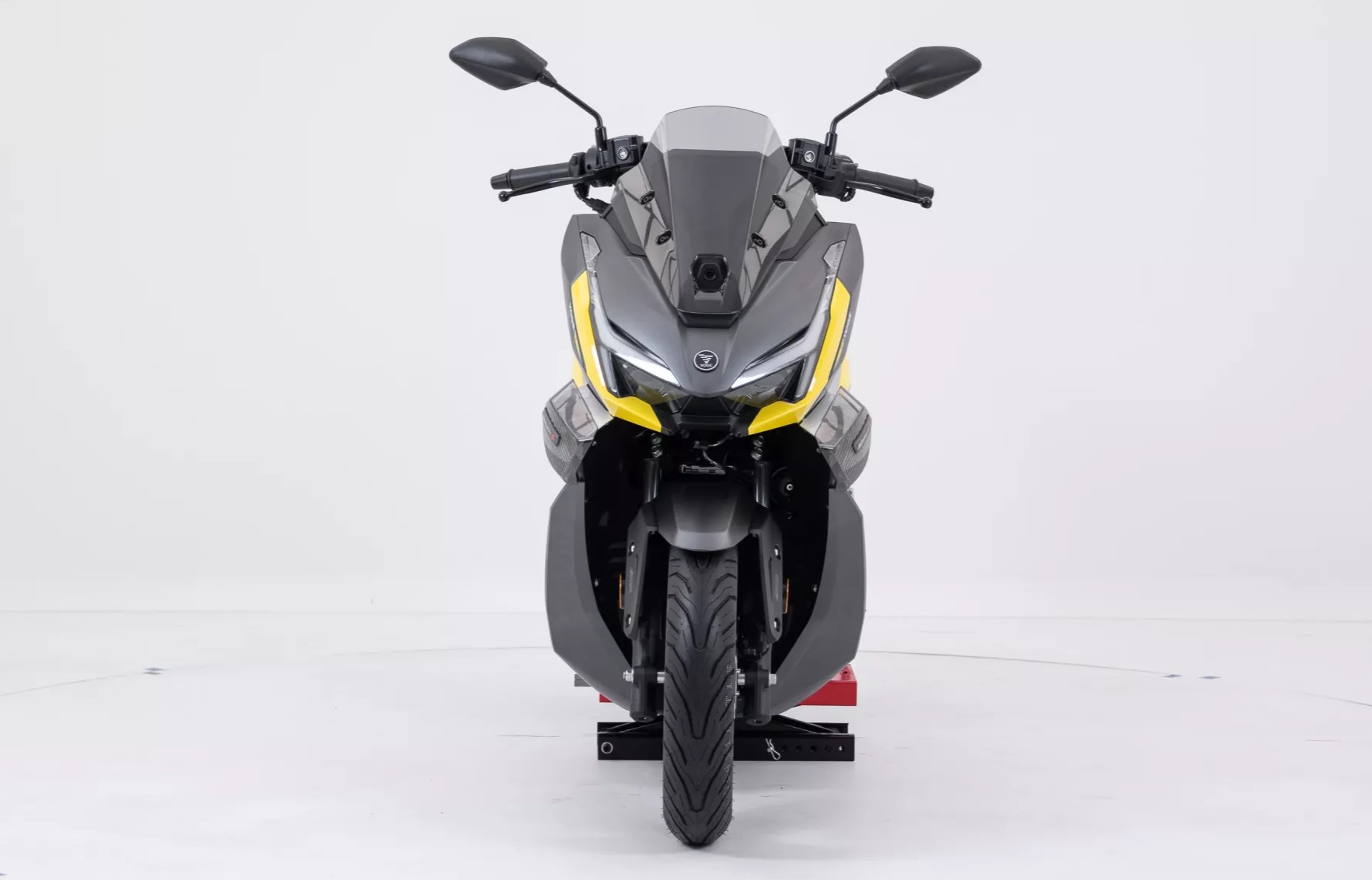 El Voge SR125GTS trae tecnología inesperada para su nicho Frontal de un scooter Voge SR125GTS