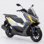 Perfil derecho en perspectiva de una scooter Voge SR125GTS