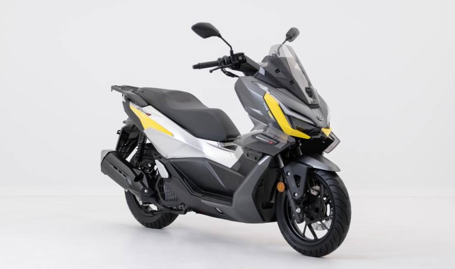 Perfil derecho en perspectiva de una scooter Voge SR125GTS