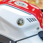 YZF-R2, la nueva apuesta de Yamaha entre R15 y R3 Primer plano de un tanque de combustible de una moto Yamaha R15 roja y blanca