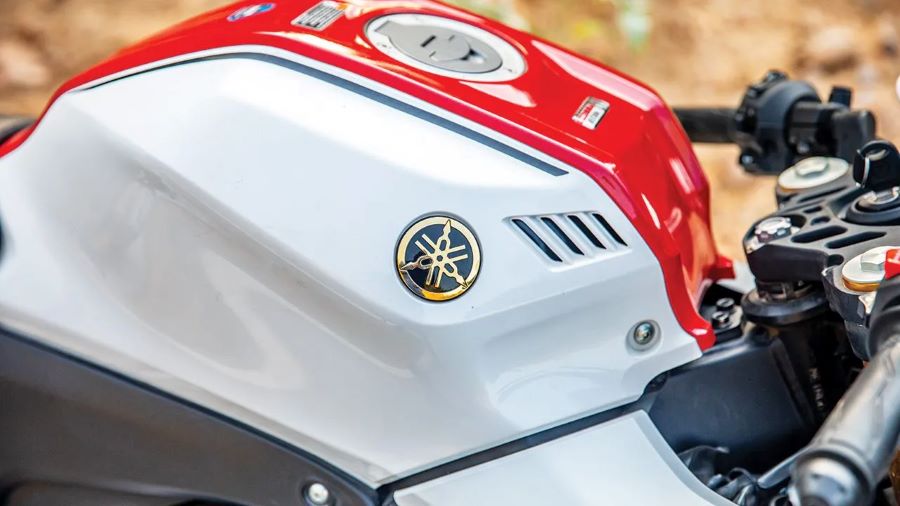 Primer plano de un tanque de combustible de una moto Yamaha R15 roja y blanca