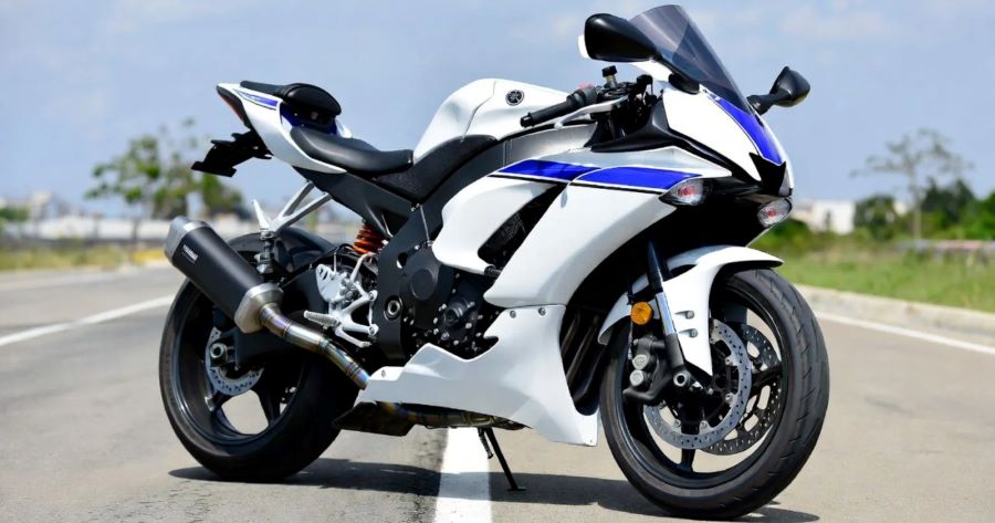 YZF-R2, la nueva apuesta de Yamaha entre R15 y R3 Una moto deportiva parada sobre el asfalto