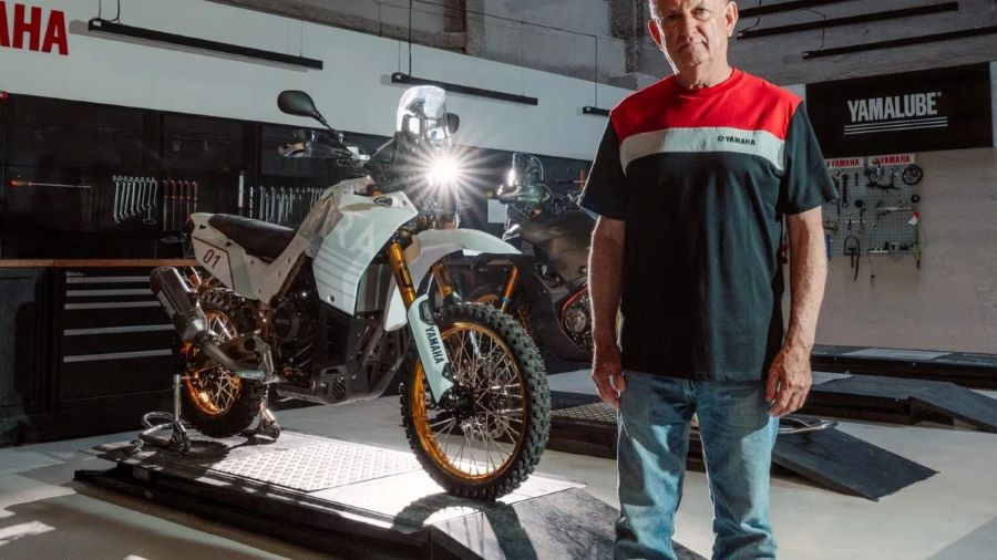 El ingeniero Ramón Forcada posa junto a su última creación: la Yamaha Tenere 700 Pura 01
