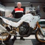 El ingeniero Ramón Forcada posadetrás de su última creación: la Yamaha Tenere 700 Pura 01