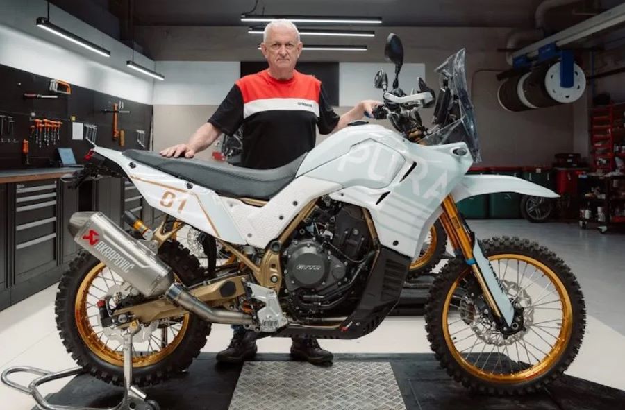 El ingeniero Ramón Forcada posadetrás de su última creación: la Yamaha Tenere 700 Pura 01