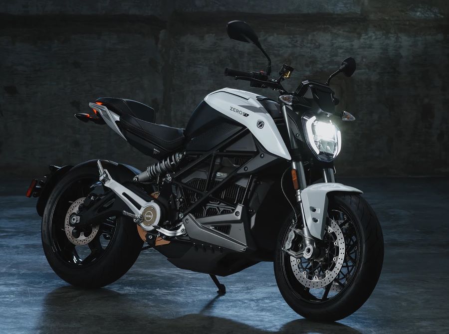 Zero S: el verdadero punto de entrada al mundo eléctrico Una Zero S blanca parada en un recinto oscuro