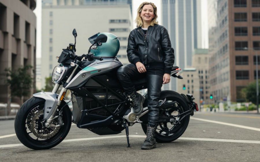 Zero S: el verdadero punto de entrada al mundo eléctrico Una mujer piloto sonríe apoyada sobre una Zero S