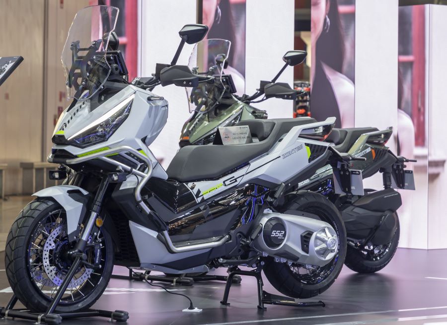 Dos scooter Zontes 552G se lucen desde el stand de la marca china en el EICMA 2025