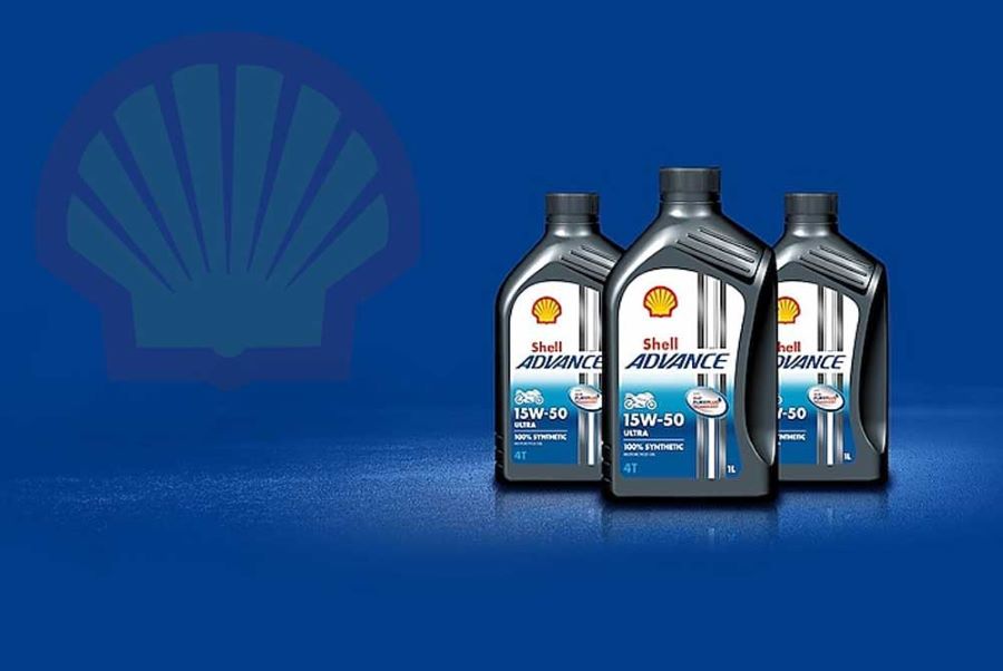Un publicidad de aceite Shell Advance para motos, con tres envases delante de un fondo azul y el logo de la marca a la izquierda, arriba.