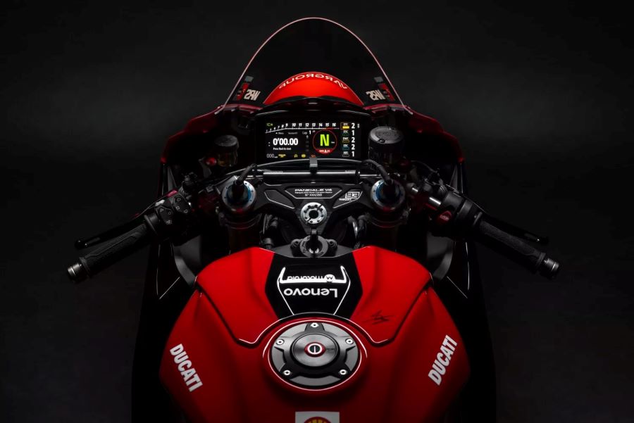 Vista de la pate delantera de una Ducati Panigale V4 Márquez 2025 World Champion Replica desde la posición del piloto