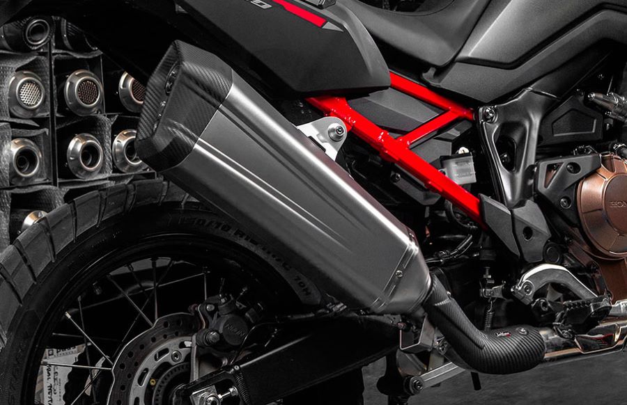 Qué pasa realmente al colocar un escape deportivo en una moto una moto naked roja monta un escape deportivo