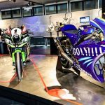 El Museo de Motociclismo de FIM abre sus puertas al mundo Una de las motos Yamaha que usó Valentino Rossi en primer plano y más atrás una Kawasaki y una Honda que usó Marc Márquez