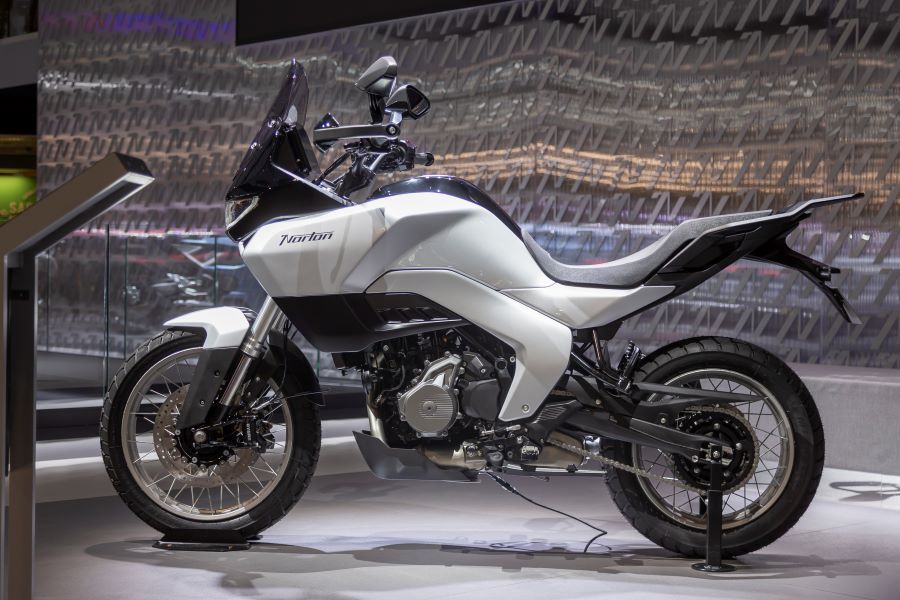 Vista lateral izquierda de una moto Norton Atlas blanca