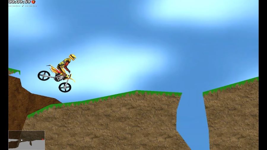 Una secuencia del videojuego X-Moto en la que el corredor se acerca una grieta profunda en el terreno
