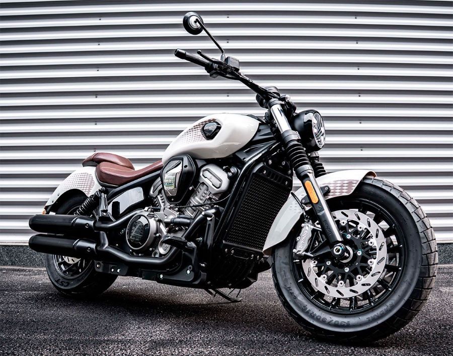 Una moto Benda Dark Flag 950 blanca posa delante de una pared gris acanalada