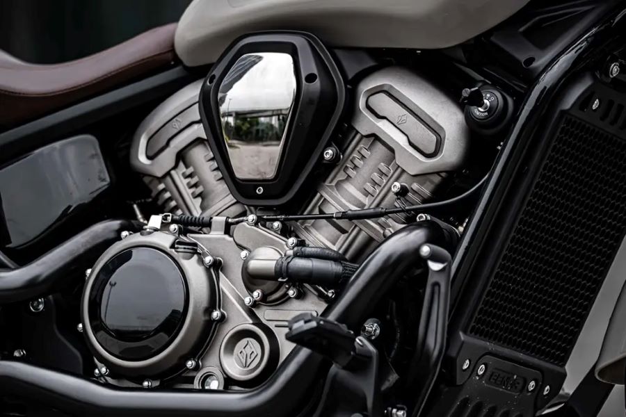 Primer plano del motor V4 de una moto Benda Dark Flag 950 2026