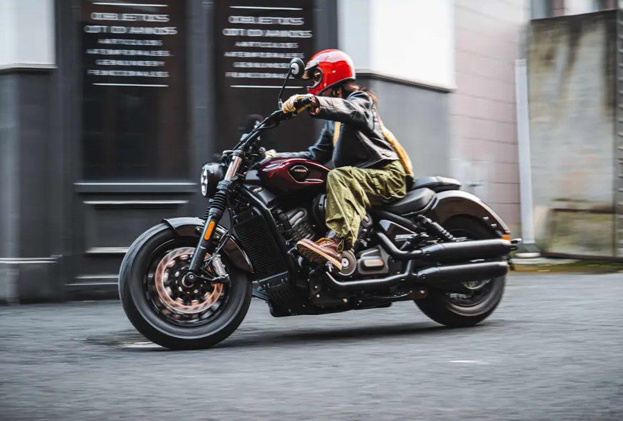 Una mujer maniobras su Benda Dark Flag 950 rojo borravino en una ciudad