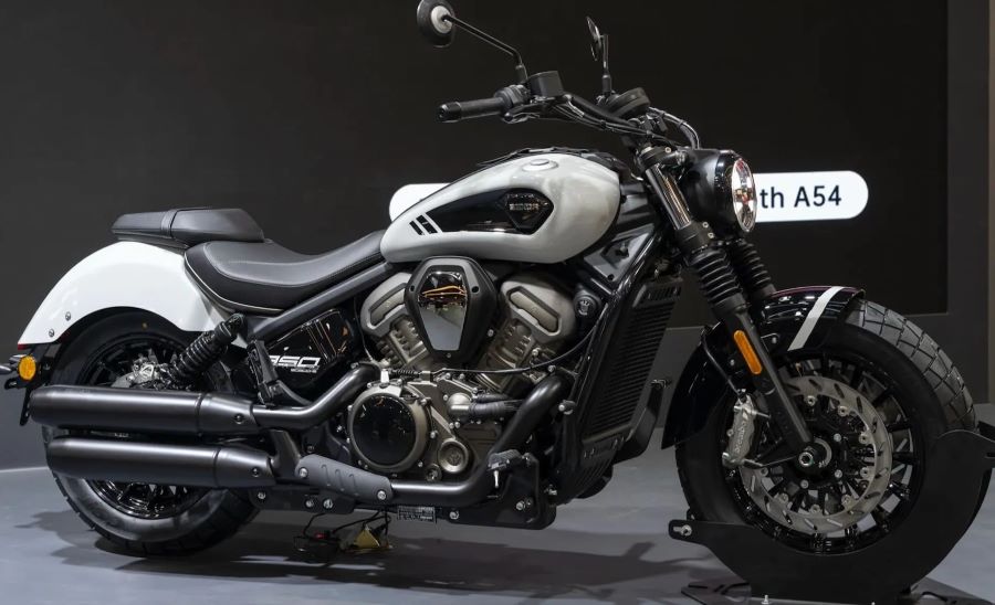 El delo blanco que benda eligió para la presentación de la Dark Flag 950 en el Eicma 2025