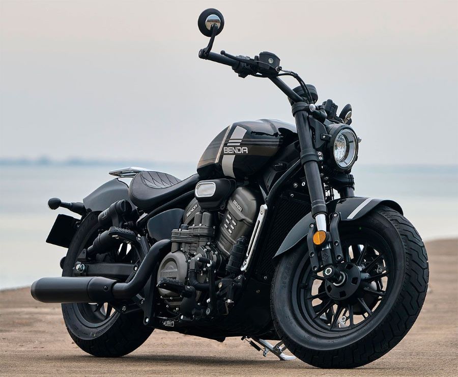 Una Benda Rock 707 negra posa en una playa