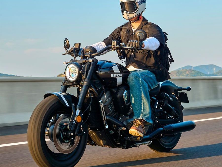 Un usuario de una moto Benda Rock 707 se desplaza con el vehículo por una ruta