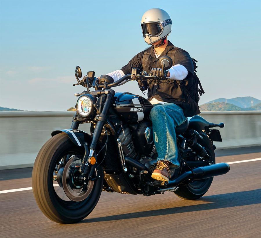 Un usuario de una moto Benda Rock 707 se desplaza con el vehículo por una ruta