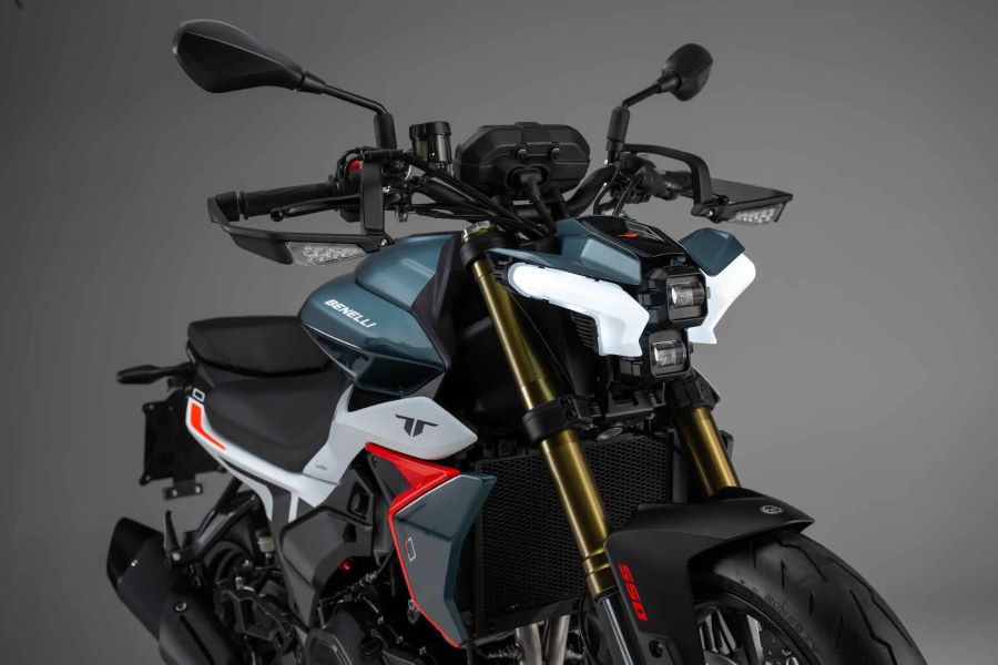 Vista en perspectiva de una moto Benelli TNT 550 2026 