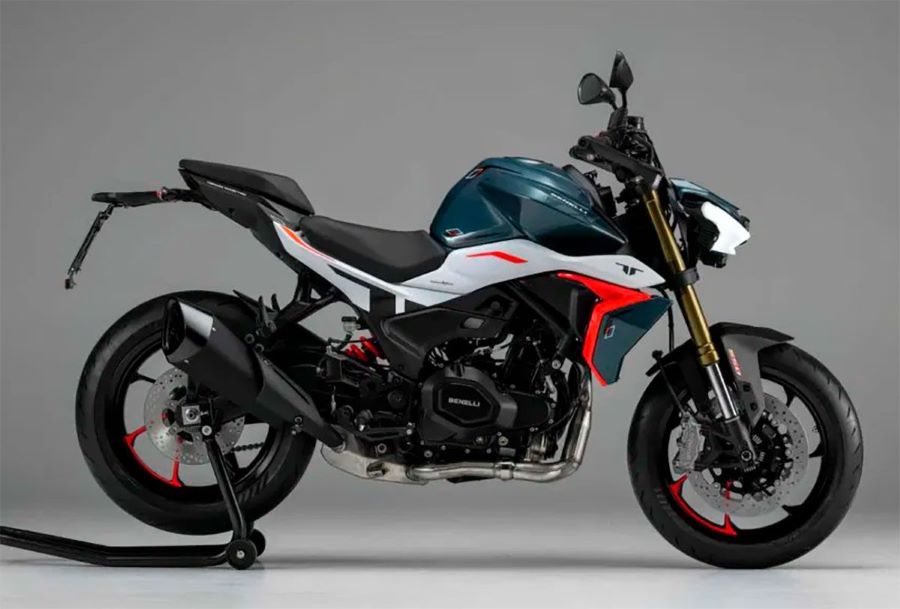 lateral derecho de una moto Benelli TNT 550 2026 azul