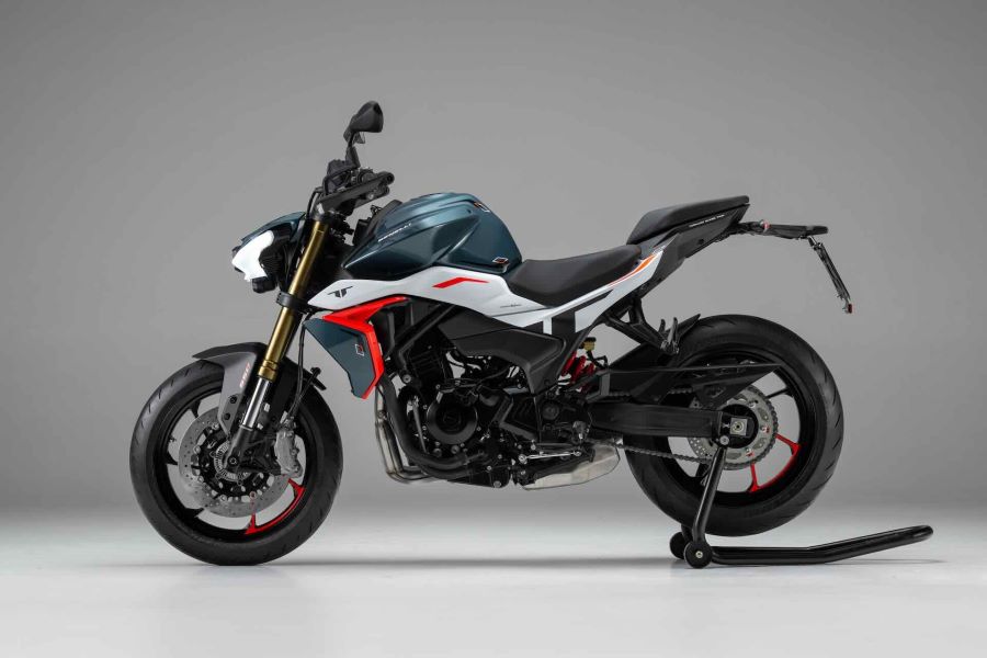 Lateral izquierdo de una moto Benelli TNT 550 2026 azul y blanca