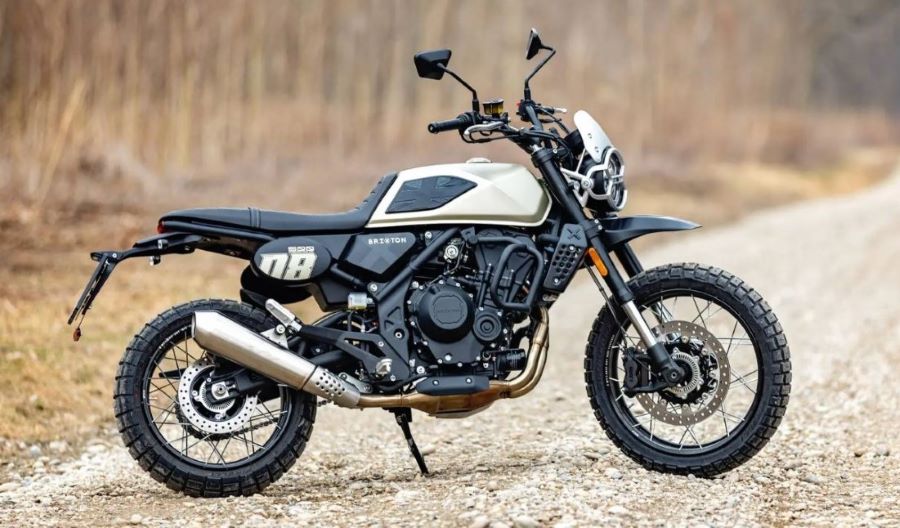 Con la Crossfire 500 XC, Brixton encuentra su punto de madurez Una scrambler Brixton Crossfire 500 XC posa sobre la grava de un camino