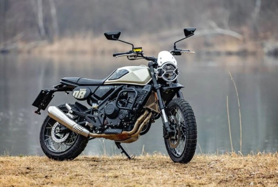 Con la Crossfire 500 XC, Brixton encuentra su punto de madurez Una moto Brixton Crossfire 500 XC parada junto a un lago