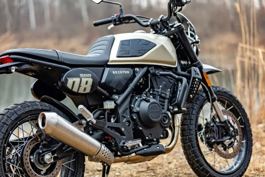 Lateral derecho de una scrambler Brixton Crossfire 500 XC