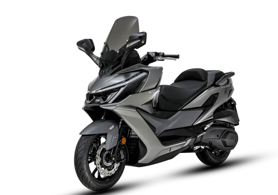 Vista en perspectiva delantera izquierda de un scooter SYM Cruisym 400 gris