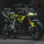 La Fantic Stealth 500 es tradición deportiva aplicada al día a día Una moto Fantic Stealth 500 verde fluor y negra con las luces encendidas dentro de un ámbito oscuro