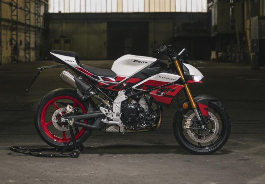 Una moto Fantic Stealth 500 blanca vista desde el lateral derecho