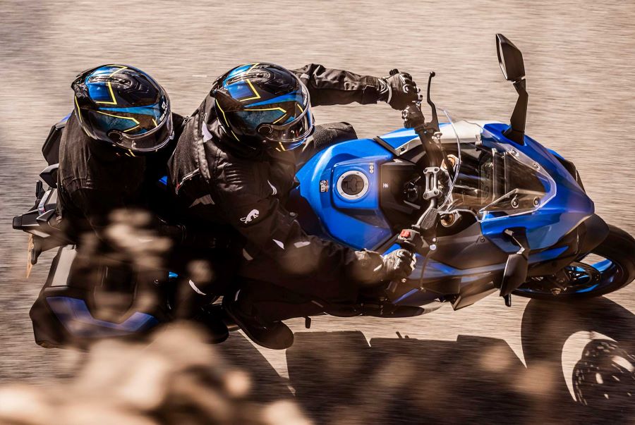 Vista desde arriba, una pareja de desplaza en una moto Suzuki GSX-S1000GT+ azul