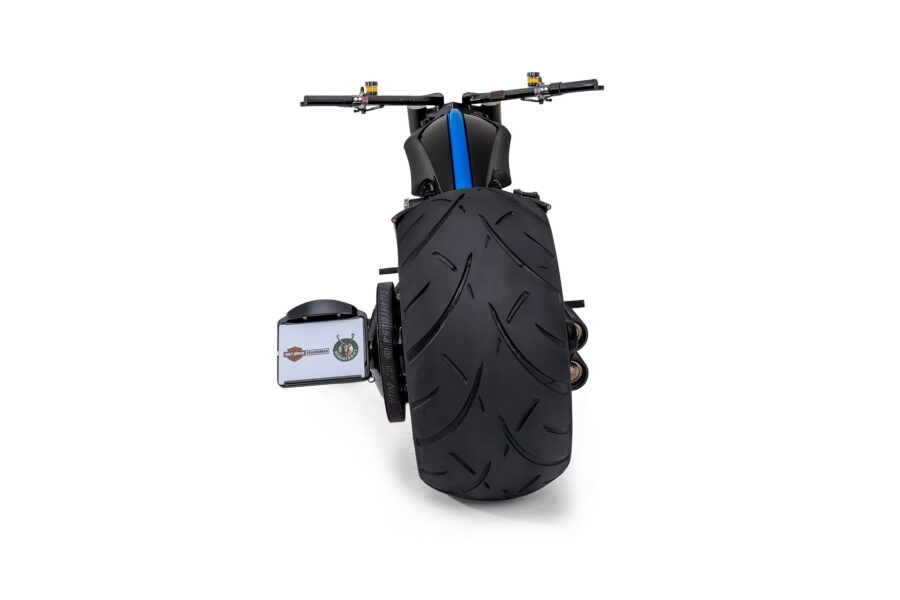 La Harley-Davidson Bugatti de Bündnerbike vista desde atrás, con su imponente rodado