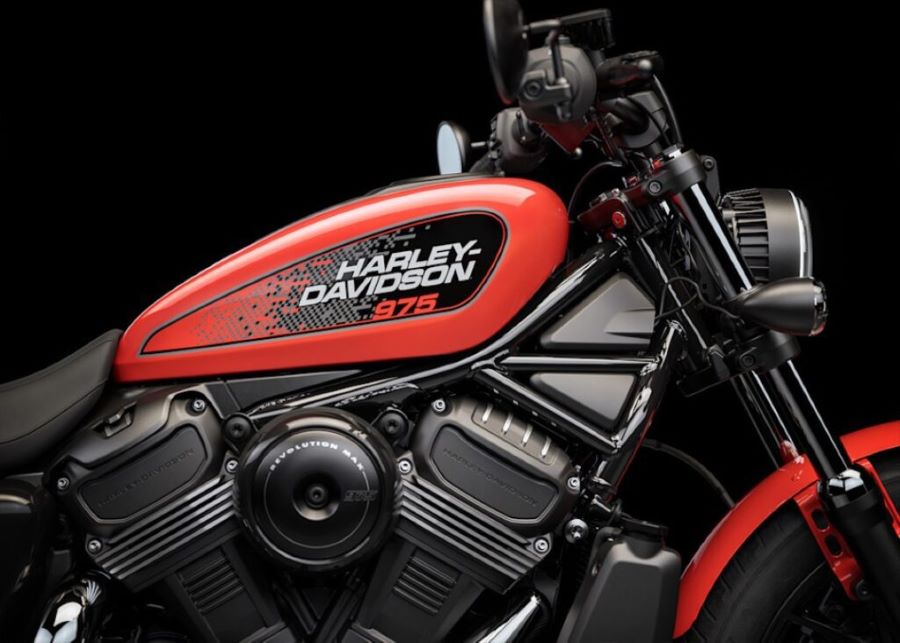 Parte delantera de una moto Harley-Davidson Nightster Special Blood Orange 2026
