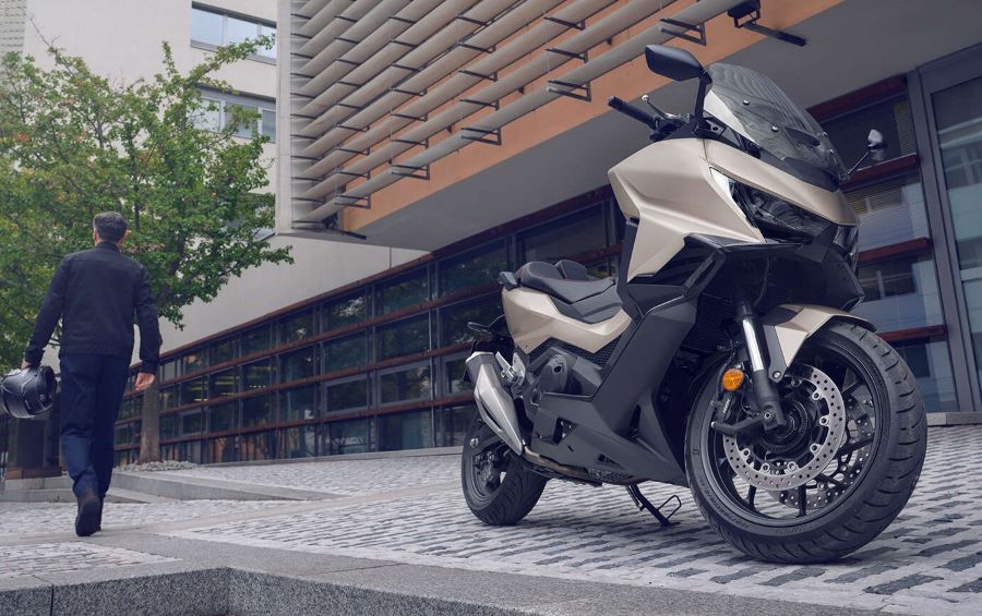 Honda Forza 750: el scooter que piensa como moto grande Un hombre se aleja luego de dejar estacionado su scooter Honda Forza 750 en la acera
